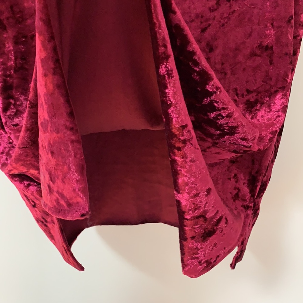 Design Lab Velvet Red HighLow T-shirt - Picture 9 of 9